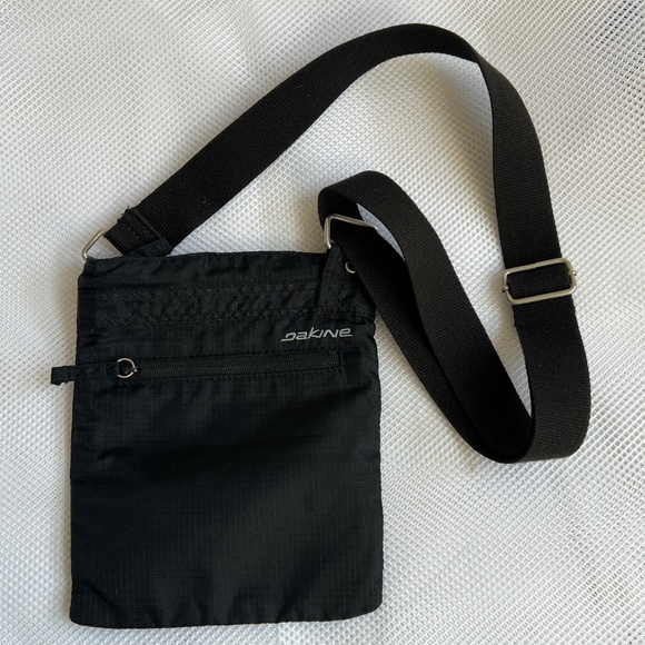 Dakine Crossbody Flat Bag Polyester Slim Small Black & Red Travel / School - Picture 1 of 8